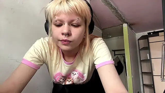 Snapshot of MeowMixer chatting on 02.08.26 MeowMixer online show from 02.08.26