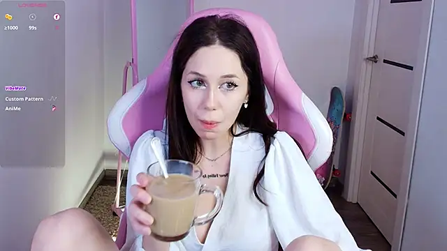 Snapshot of laylaura chatting on 02.26.26 laylaura online show from 02.26.26