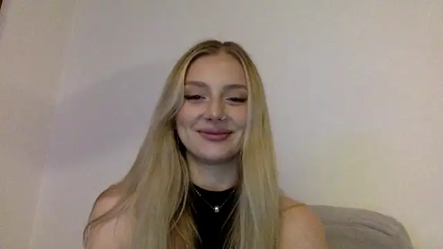 Snapshot of MayaWetDream chatting on 02.12.26 MayaWetDream online show from 02.12.26