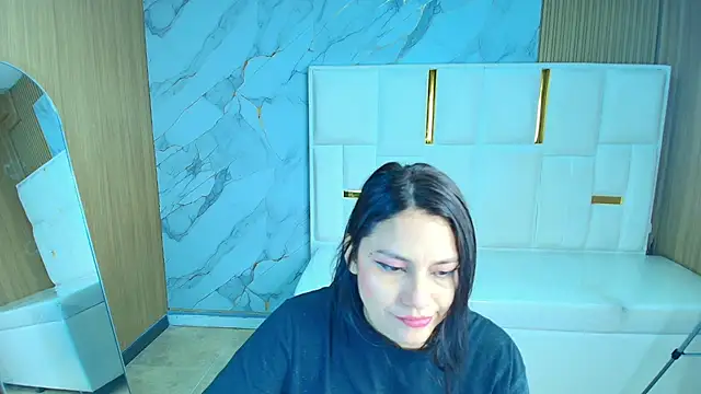 Snapshot of rox_luxury_tf chatting on 04.20.26 rox luxury tf online show from 04.20.26