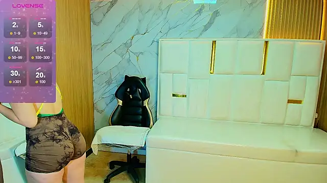 Snapshot of rox_luxury_tf chatting on 05.15.26 rox luxury tf online show from 05.15.26
