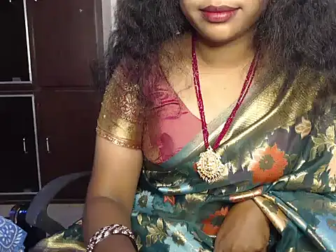 Snapshot of VixenNandhu chatting on 04.17.26 VixenNandhu online show from 04.17.26