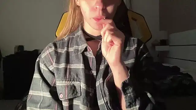 Snapshot of petiteetoile chatting on 02.17.26 petiteetoile online show from 02.17.26