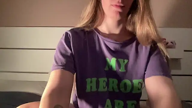 Snapshot of petiteetoile chatting on 03.18.26 petiteetoile online show from 03.18.26