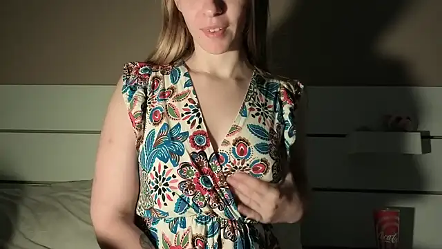 Snapshot of petiteetoile chatting on 04.18.26 petiteetoile online show from 04.18.26