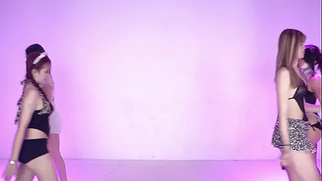 Snapshot of Velvet-girl chatting on 04.02.26 Velvet-girl online show from 04.02.26