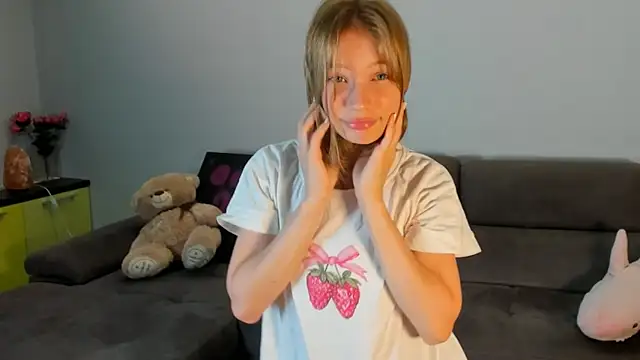 Snapshot of Kiracute18 chatting on 06.22.26 Kiracute18 online show from 06.22.26