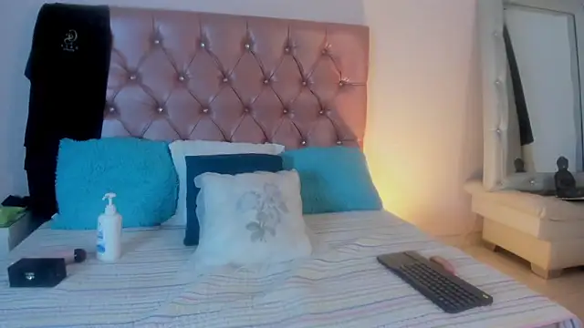 Snapshot of shantall_cruzz chatting on 03.18.26 shantall cruzz online show from 03.18.26