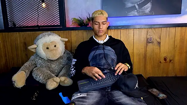 Snapshot of ItsZairen chatting on 03.06.26 ItsZairen online show from 03.06.26