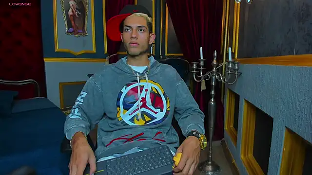 Snapshot of ItsZairen chatting on 03.17.26 ItsZairen online show from 03.17.26