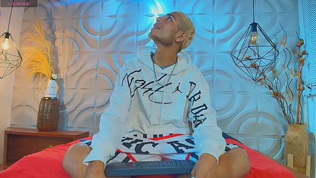 Snapshot of ItsZairen chatting on 03.26.26 ItsZairen online show from 03.26.26