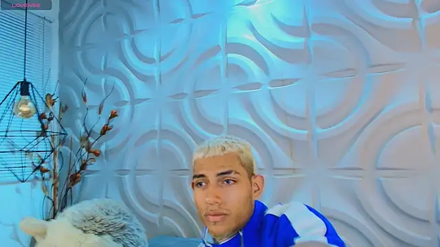 Snapshot of ItsZairen chatting on 03.29.26 ItsZairen online show from 03.29.26