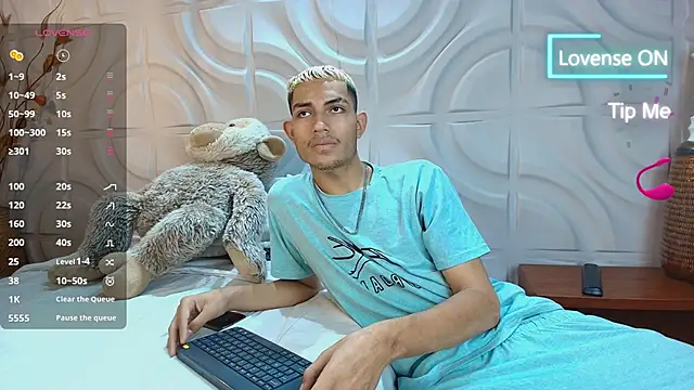 Snapshot of ItsZairen chatting on 04.12.26 ItsZairen online show from 04.12.26