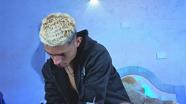 Snapshot of ItsZairen chatting on 04.14.26 ItsZairen online show from 04.14.26