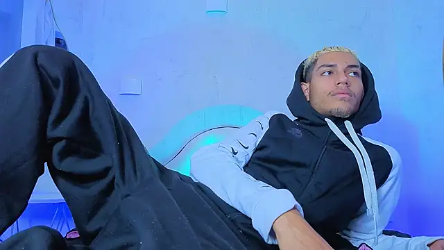 Snapshot of ItsZairen chatting on 04.15.26 ItsZairen online show from 04.15.26