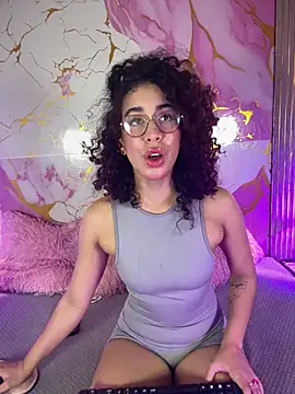 Woo isDaphne online show from 04.13.26