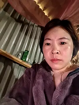 Snapshot of Yiyoongg chatting on 02.14.26 Yiyoongg online show from 02.14.26