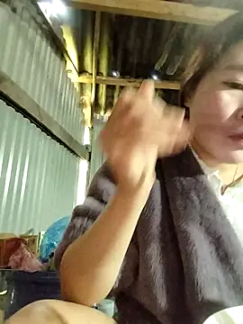 Snapshot of Yiyoongg chatting on 02.25.26 Yiyoongg online show from 02.25.26