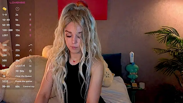 Snapshot of Sonya-Love chatting on 05.12.26 Sonya-Love online show from 05.12.26