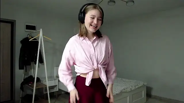 Snapshot of Mirrrra1 chatting on 02.14.26 Mirrrra1 online show from 02.14.26