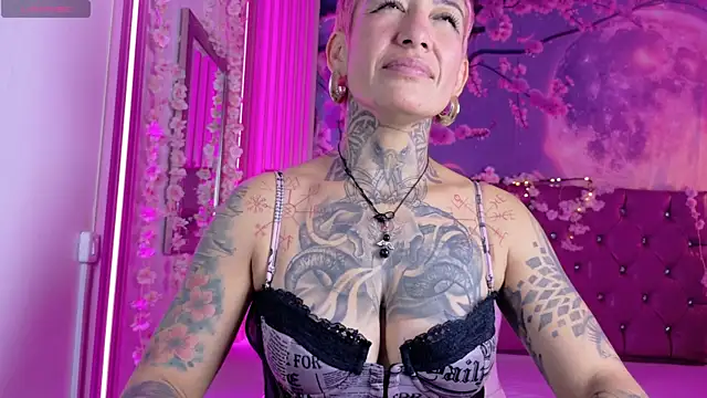 Snapshot of Everlyn_sexx chatting on 02.14.26 Everlyn sexx online show from 02.14.26