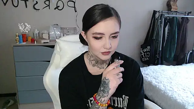 Snapshot of Rin_Tozier chatting on 04.28.26 Rin Tozier online show from 04.28.26