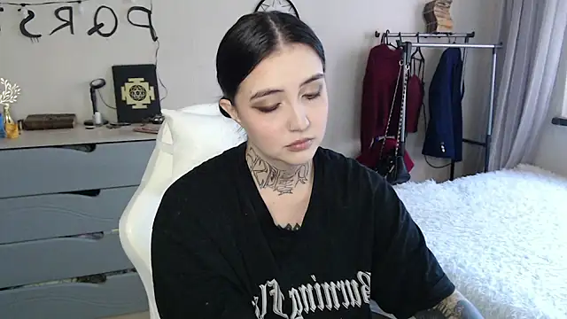 Snapshot of Rin_Tozier chatting on 05.22.26 Rin Tozier online show from 05.22.26