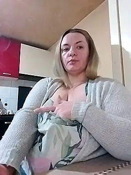 Snapshot of HotStepmommy4 chatting on 02.12.26 HotStepmommy4 online show from 02.12.26