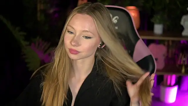 Snapshot of SweetDaisy_me chatting on 02.16.26 SweetDaisy me online show from 02.16.26