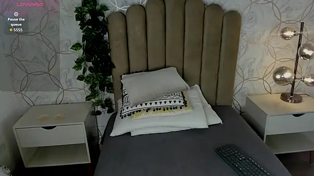 Snapshot of angelsky11 chatting on 04.23.26 angelsky11 online show from 04.23.26