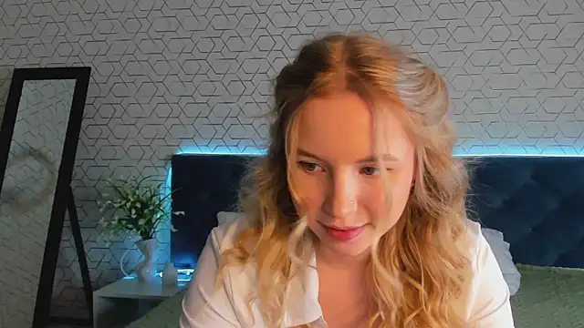 Snapshot of Linda__Bloom chatting on 03.26.26 Linda Bloom online show from 03.26.26