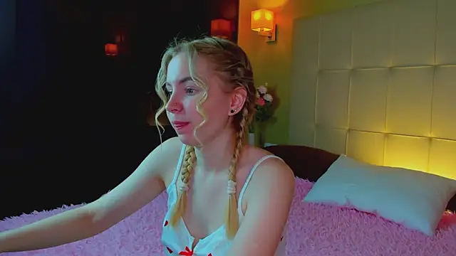 Snapshot of Linda__Bloom chatting on 04.10.26 Linda Bloom online show from 04.10.26