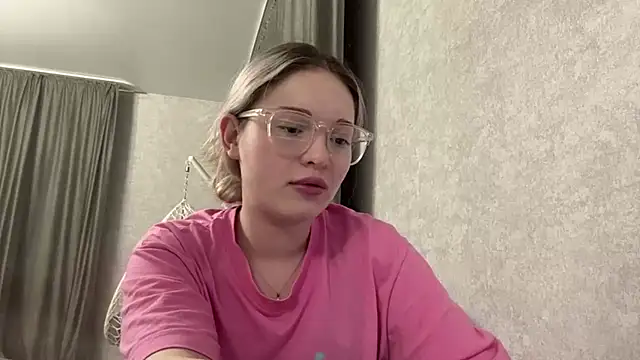 Snapshot of Linaceleste chatting on 02.25.26 Linaceleste online show from 02.25.26