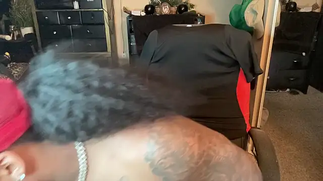 Snapshot of nikolovetm chatting on 02.17.26 nikolovetm online show from 02.17.26