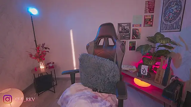 violette clerk1  online show from 04.04.26