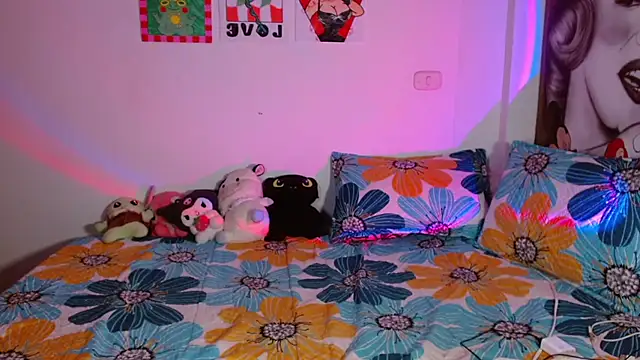 Snapshot of chloe_roxy chatting on 04.10.26 chloe roxy online show from 04.10.26