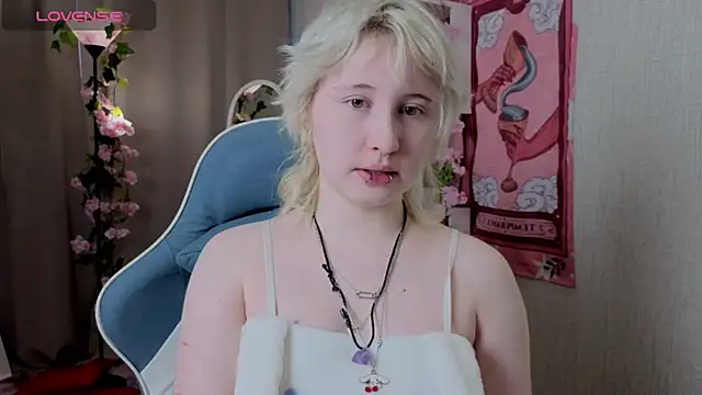 Snapshot of May_leaf chatting on 03.04.26 May leaf online show from 03.04.26