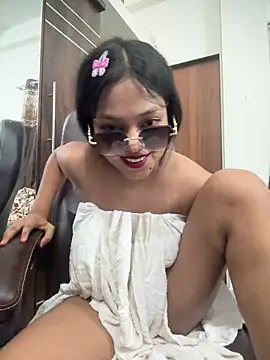 Snapshot of sizzler_hotz chatting on 05.19.26 sizzler hotz online show from 05.19.26