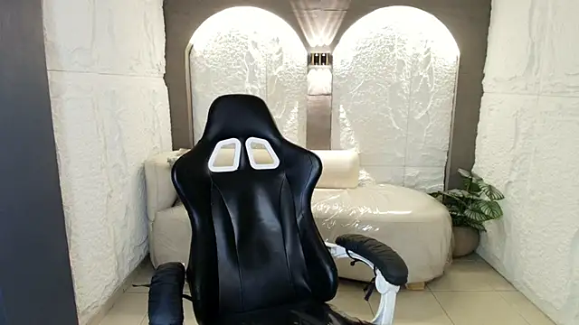 Snapshot of charlotte__r_ chatting on 04.18.26 charlotte r online show from 04.18.26