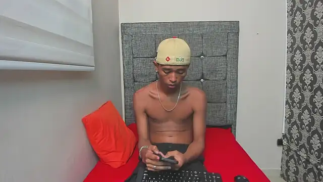 Snapshot of Little_Twink19x chatting on 02.28.26 Little Twink19x online show from 02.28.26