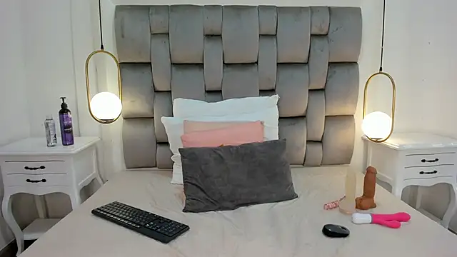 Snapshot of DrinkLau18 chatting on 02.26.26 DrinkLau18 online show from 02.26.26