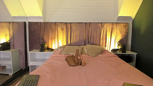 Fiorelaa  online show from 04.15.26