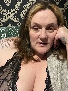 Snapshot of Busty-GilfQuinn chatting on 02.22.26 Busty-GilfQuinn online show from 02.22.26