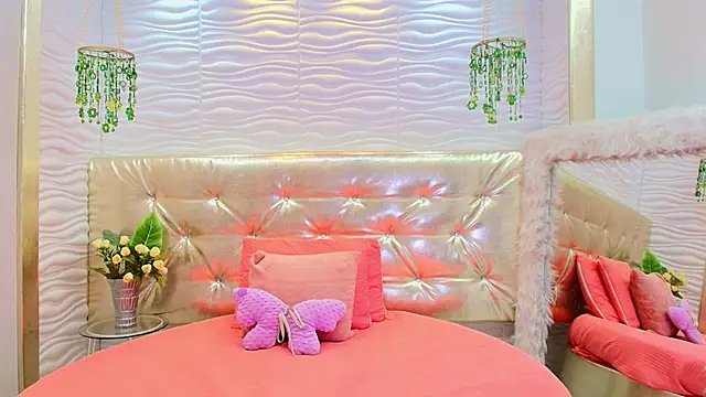 Snapshot of kiara_mils chatting on 02.25.26 kiara mils online show from 02.25.26