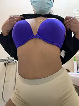 Snapshot of sessy_grl chatting on 02.25.26 sessy grl online show from 02.25.26