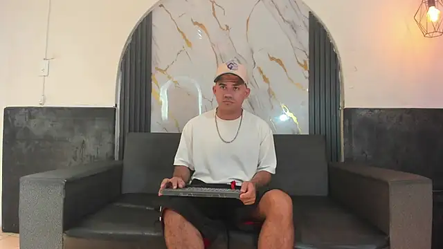 Snapshot of Latins_on_fire chatting on 05.25.26 Latins on fire online show from 05.25.26