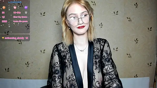 Snapshot of NicoleDaviss chatting on 06.19.26 NicoleDaviss online show from 06.19.26
