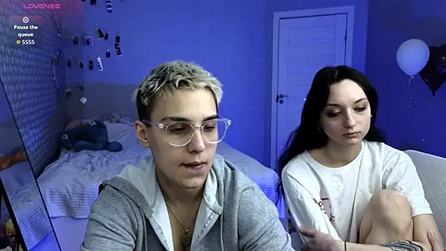 Snapshot of LuxuryLoverss chatting on 04.19.26 LuxuryLoverss online show from 04.19.26