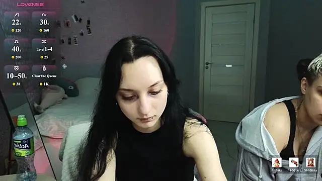 Snapshot of LuxuryLoverss chatting on 04.23.26 LuxuryLoverss online show from 04.23.26