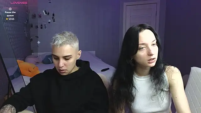 Snapshot of LuxuryLoverss chatting on 04.28.26 LuxuryLoverss online show from 04.28.26